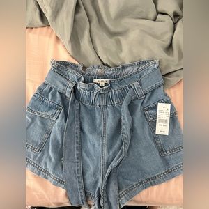 Short Cargo Shorts with Tie